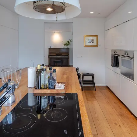 Stylish And Spacious Family Apartment